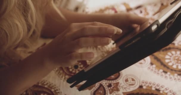 Femme faisant défiler le contenu sur tablette numérique — Video