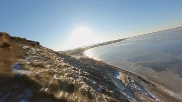 Schöne Drohnen-FPV schoss entlang der Westküste in hochgebirgigem Terrain — Stockvideo