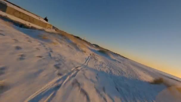 Cielos celestiales azules en el fondo y drones FPV disparados por la costa del océano — Vídeo de stock