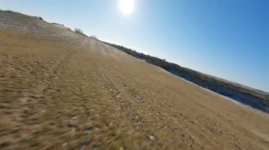 FPV İHA Arka planda Güzel Mavi Gökyüzü ile Off-Road Platosu boyunca ateş etti