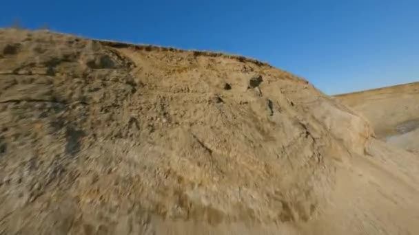 FPV Drone disparó en terreno rocoso y vista del hermoso lago congelado — Vídeos de Stock