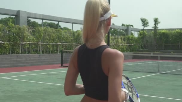 Half-Body Orbiting Shot of Blonde Kobieta Modelka stojąca samotnie w kort tenisowy — Wideo stockowe