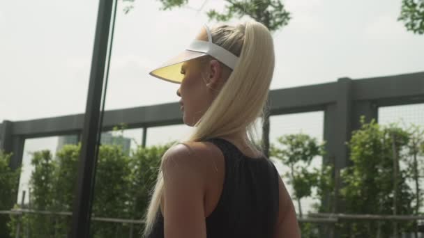 Belle joueuse de tennis blonde se préparant à servir — Video