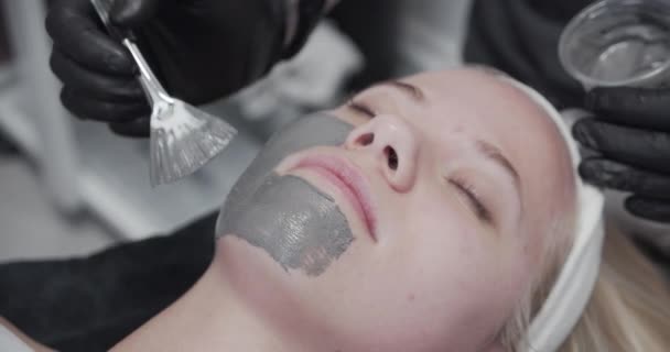 Grey Face Mask appliceras på kvinna i salongen — Stockvideo