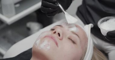 Güzellik Ürünleri Kadınların Yüzüne Uygulandı