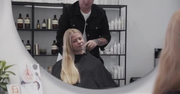 Fryzjer Wiążący Suknia wokół młodej kobiety — Wideo stockowe