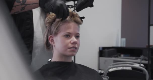 Cabeleireiro Colocando o cabelo da mulher em clipes — Vídeo de Stock