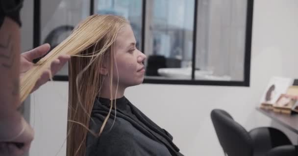 Coiffeur Brossage Cheveux Humbles Femme — Video