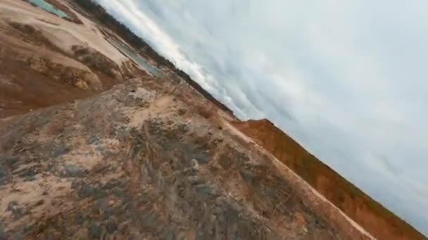 Vuelo de drones sobre la cantera y a través de excavadora — Vídeos de Stock