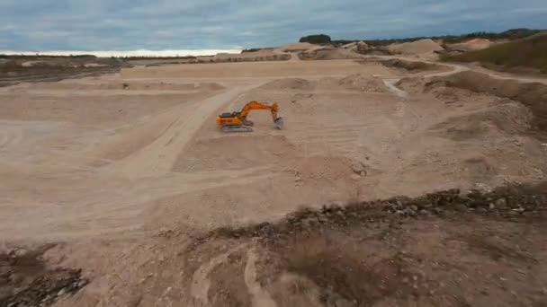 Drone vuelo a través del paisaje de la cantera — Vídeos de Stock