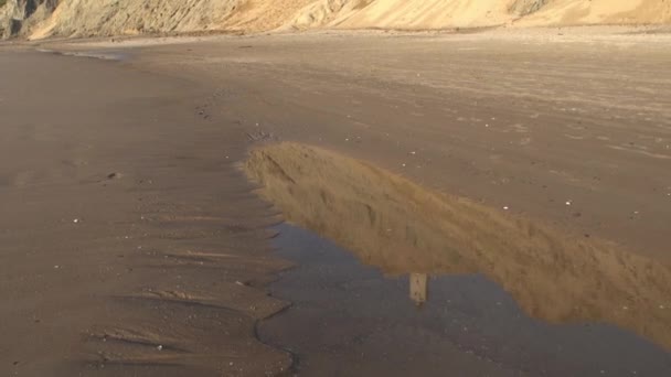 Rubjerg Knude Latarnia morska refleksji w kałuży plaży — Wideo stockowe