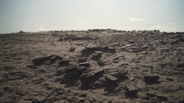 Ladrillos y arena en la playa soleada — Vídeos de Stock