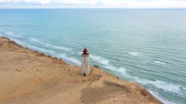 Rubjerg üzerinde insansız hava aracı Knude Deniz feneri ve sahil şeridi