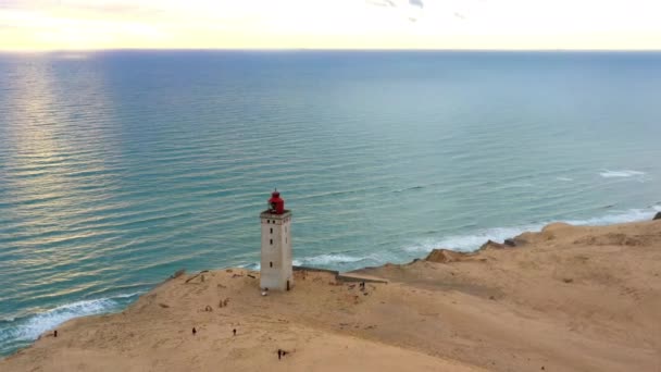 ルバーグ・クヌード灯台と地平線の上のドローン — ストック動画