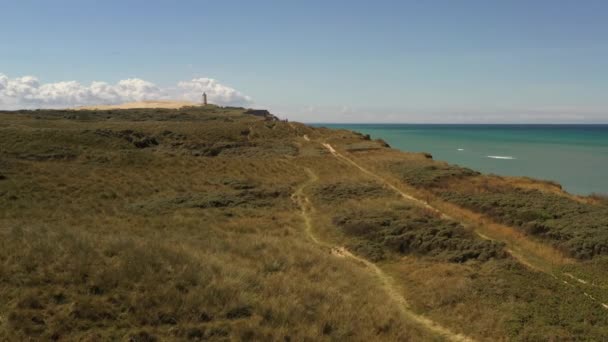 Dron nad krajobrazem w kierunku latarni morskiej Rubjerg Knude — Wideo stockowe