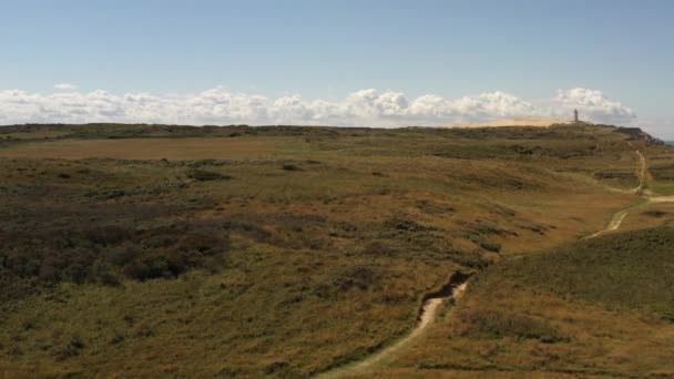 Dron nad krajinou s Rubjerg Knude Lighthouse — Stock video
