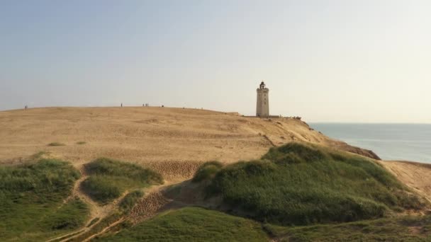 Drónrepülés Rubjerg Knude világítótorony felé — Stock videók