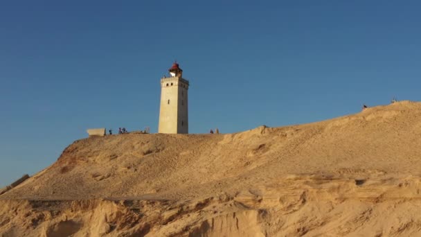 Rubjerg Knude világítótorony drónja a sziklákon — Stock videók