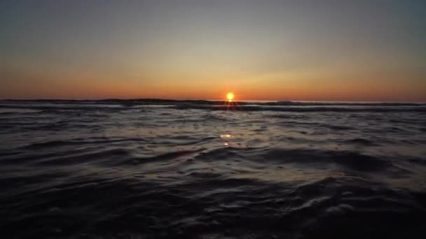 Glödande sol som går ner över havet i Rubjerg — Stockvideo