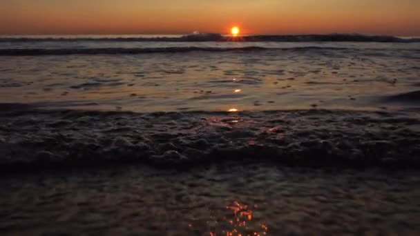 Coucher de soleil lumineux sur la mer à Rubjerg — Video