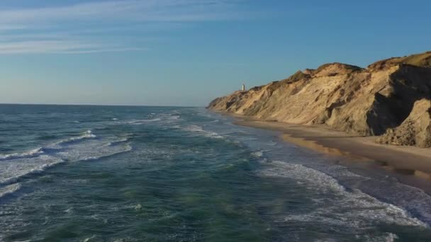 Let dronem nad pobřežím do Rubjerg Knude Lighthouse, Hjorring, Dánsko — Stock video