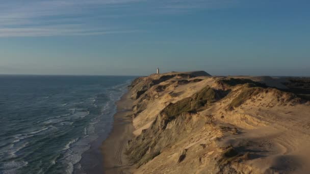 Let dronem nad pobřežím do Rubjerg Knude Lighthouse, Hjorring, Dánsko — Stock video