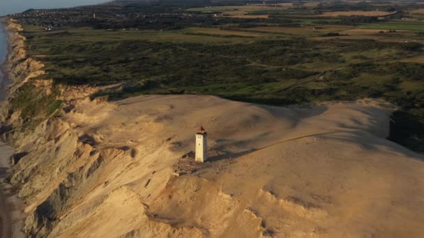 Vuelo de drones descendiendo al faro Rubjerg Knude, Hjorring, Dinamarca — Vídeos de Stock