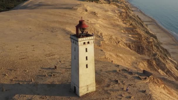 Dron Flight Over Rubjerg Knude Lighthouse, Hjorring, Dánsko — Stock video