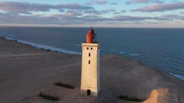 ルバーグ・クヌード灯台上空のドローン飛行 — ストック動画