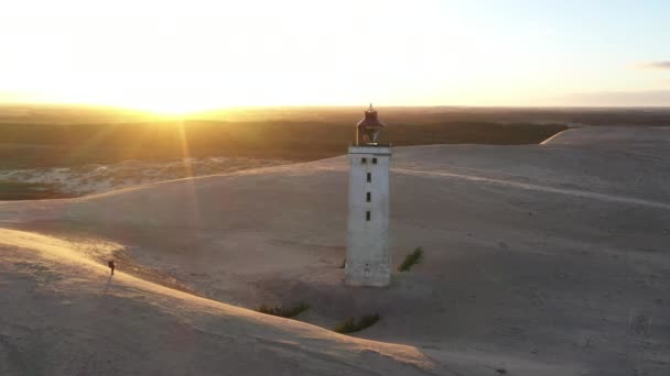 Drónrepülés Rubjerg Knude világítótorony felett naplementekor — Stock videók
