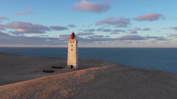 ルバーグ・クヌード灯台と海を渡るドローン飛行 — ストック動画