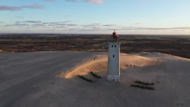 Vol de drone au-dessus du phare de Rubjerg Knude au coucher du soleil — Video