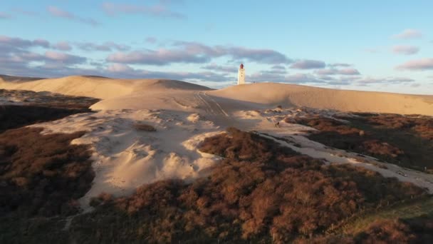Vol de drone au-dessus du phare et du paysage de Rubjerg Knude — Video