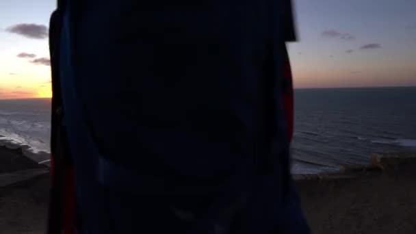 Vandrare går på stranden för att titta på solnedgången — Stockvideo