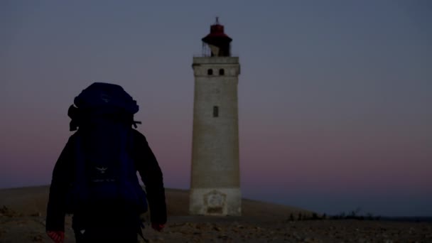 ルバーグ・クヌード灯台へのハイカーウォーキング — ストック動画