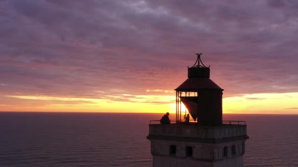 Let dronem nad majákem Rubjerg Knude při západu slunce — Stock video