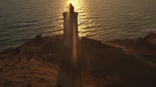 Vol de drone au-dessus du phare de Rubjerg Knude au coucher du soleil — Video