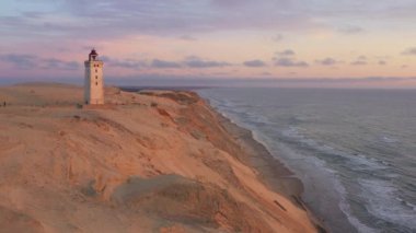 Rubjerg üzerinde İHA uçağı Knude Deniz feneri ve sahil şeridi