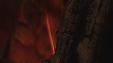 Odunu Şöminede Yandırma