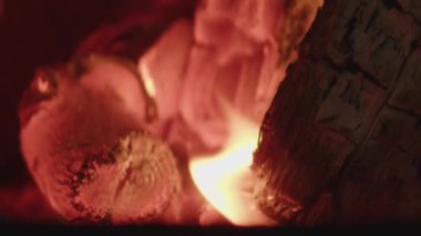 Şöminede alevli odun ve közler