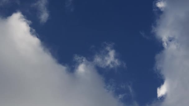 轻飘飘的云彩掠过蓝天 — 图库视频影像