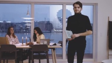 Üniversite Öğrencisi Yürüyor Lisans Öğrenimi