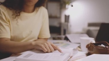 Masada Tartışan Kadın Üniversite Öğrencisi