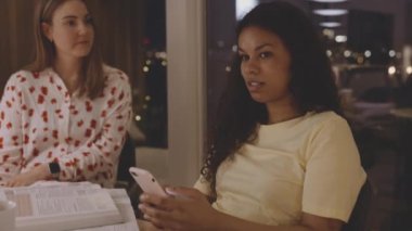 Smartphone 'dan Üniversite Öğrencisi Okuması