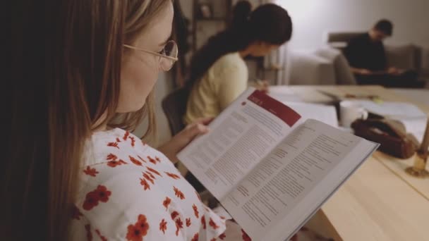 Estudiante universitaria leyendo libro — Vídeo de stock