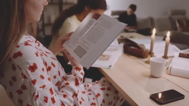 Estudiantes universitarios leyendo libros — Vídeo de stock