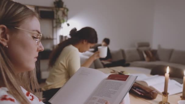 University Students Reading Books And Studying — Vídeo de stock