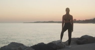 Sahilden Gün Batımını İzleyen Sporcu