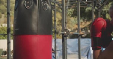 Dışarıdaki Spor Salonunda Boks Eldiveni Giyen Kadın