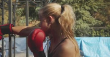 Dışarıdaki Spor Salonunda Boks Eldiveni Giyen Kadın
